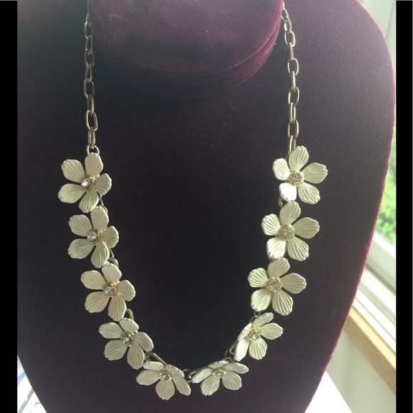 Jewelry - Vintage White Rhinestone Flower Necklace